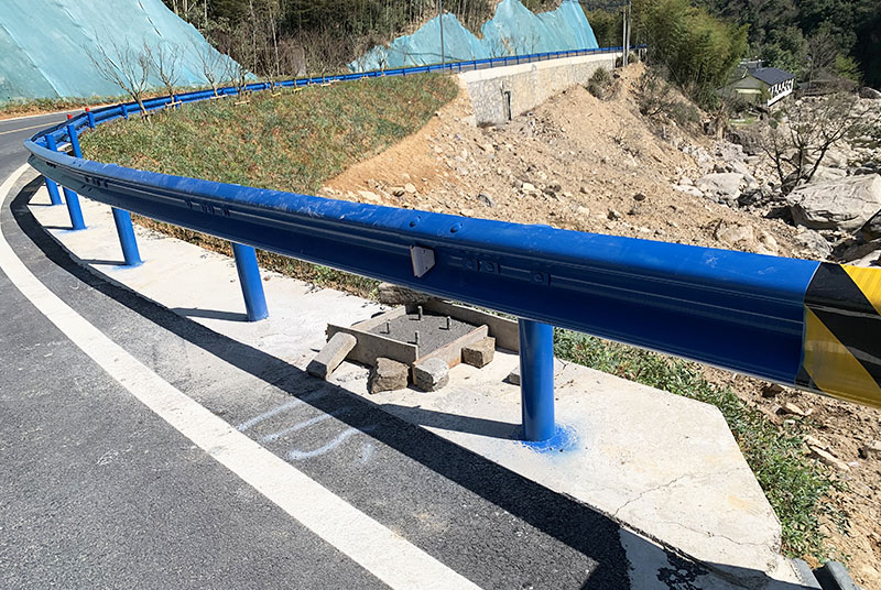 公路防護(hù)欄選擇什么漆？公路防撞護(hù)欄油漆怎么做？